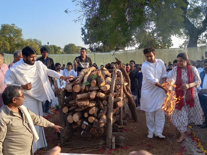 Sharad Yadav Death Last Rites Performed in Madhya Pradesh full state honors in his home village ann MP News: पंचतत्व में विलीन हुए शरद यादव, बेटे-बेटी ने मिलकर दी पिता को मुखाग्नि, अंतिम दर्शन के लिए उमड़ा हुजूम