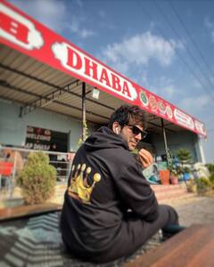 Kartik Aaryan Pics: कभी ली चाय की चुस्की तो कभी खाया गन्ना, पंजाब पहुंचकर देसी मुंडा बने कार्तिक आर्यन, देखें तस्वीरें