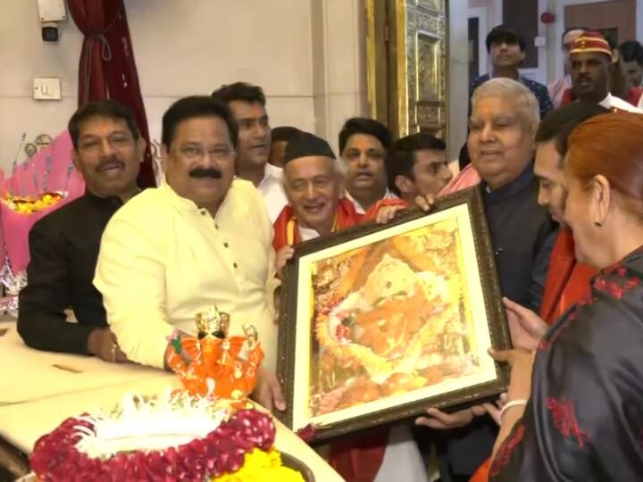 इस दौरान उपराष्ट्रपति जगदीप धनखड़ को मंदिर कमेटी की ओर से भेंट भी दिया गया.