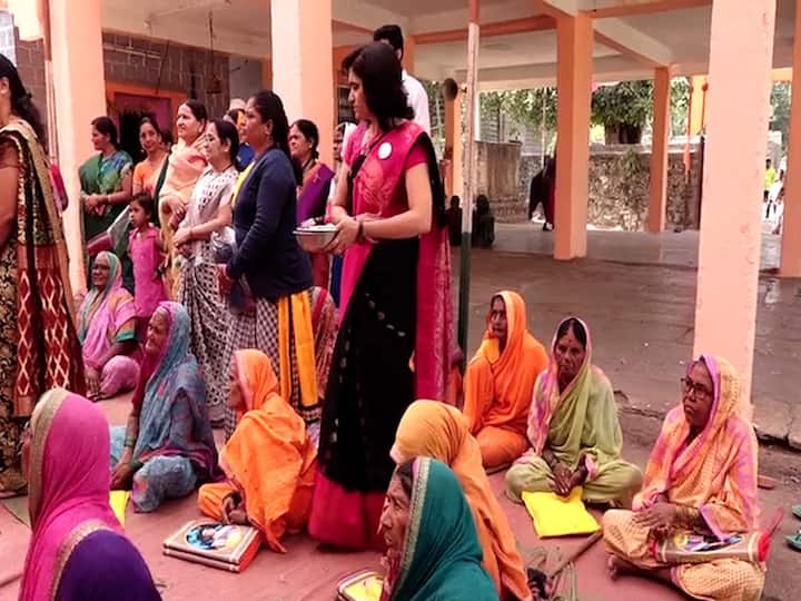 आपापसात गोडवा निर्माण व्हावा म्हणून महिला तीळगूळ वाटून मकरसंक्रांत साजरी करतात.  