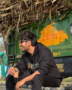 Kartik Aaryan Pics: कभी ली चाय की चुस्की तो कभी खाया गन्ना, पंजाब पहुंचकर देसी मुंडा बने कार्तिक आर्यन, देखें तस्वीरें