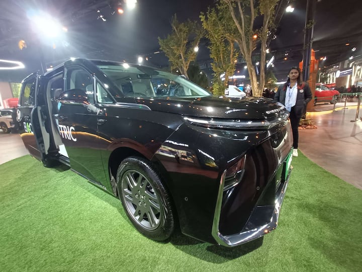 There are large and slim headlamps/tail lamps along with a typical MPV like silhouette. To give you an idea, the Mifa 9 measures 5,270mm in length and that makes it very long with being longer than even the Vellfire. Image Source: Somnath Chatterjee