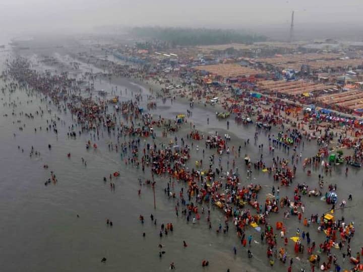 Makar Sankranti Ganga Snan 2023: देशभर में मकर संक्रांति का त्योहार आज 14 जनवरी और कल 15 जनवरी को मनाया जाएगा. इस मौके पर लोग गंगा में डुबकी लगा रहे हैं.