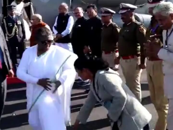 राष्ट्रपति द्रौपदी मुर्मू के पैर छुने वाली महिला इंजीनियर पर गिरी गाज, सरकार ने सस्पेंड किया