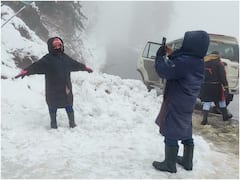 कश्मीर में भारी बर्फबारी के बाद 'फर बूट' की डिमांड बढ़ी, दुकानदारों के चेहरे खिले