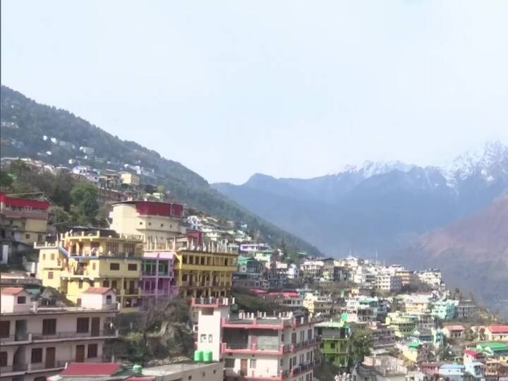 मौसम विभाग ने आने वाले दिनों में इलाके में बारिश और बर्फबारी की आशंका जताई है. जमीन धंसने के बीच हो रहे लगातार बारिश के कारण मकानों में पड़ने वाली दरारें बढ़ने लगी हैं. हालांकि प्रशासन ने इलाके में राहत और बचाव कार्यों में पूरी ताकत झोंक दी है. ऐसे में यहां के चार वार्डों को डैंजर ज़ोन घोषित किया गया है. बीते दिनों यहां बर्फबारी से औली और चमोली में तापमान गिरकार 2 से 4 डिग्री सेल्सियस तक पहुंच गया.