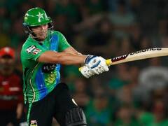 Video: बल्लेबाज ने मारा शॉट, छत से लगकर पिच पर गिरी गेंद, लेकिन अंपायर ने दिया सिक्स