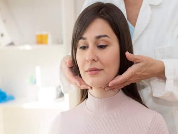 Thyroid Awarness Month: तेजी से बढ़ रहा है वजन और ज्यादा भूख लगने के साथ होती है घबराहट तो कहीं ये थायरायड तो नहीं Thyroid Awarness Month: तेजी से बढ़ रहा है वजन और ज्यादा भूख लगने के साथ होती है घबराहट तो कहीं ये थायरायड तो नहीं