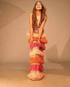 Malaika Arora Photos: 49 की उम्र में मलाइका अरोड़ा ने बैकलेस रफल गाउन पहन फिर धड़काया फैंस का दिल, तस्वीरें देख हार बैठेंगे दिल