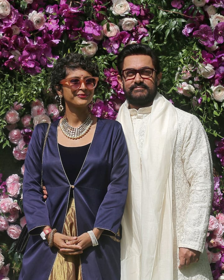 पहली पत्नी रीना दत्ता को तलाक देने के बाद आमिर खान किरण राव के प्यार में इस कदर गिरफ्त हो गए थे कि दोनों ने एख दूसरे के साथ लिव इन में भी रहने लगे थे. इसके बाद दोनों ने शादी रचाई और बेटे आजाद का जन्म हुआ. फिलहाल आमिर खान और किरण राव ने भी अपने तलाक का ऐलान कर हर किसी को हैरान कर दिया था.