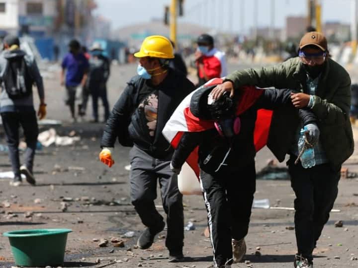 Peru Protest Demanding President Dina Boluarte Step Down Protesters Demonstrating and Blockading Roads Lima Peru Protest: पेरू में राष्ट्रपति से इस्तीफे की मांग तेज - प्रदर्शन के दौरान हिंसा में हुई मौतों की जांच शुरू, कई मंत्रियों का इस्तीफा