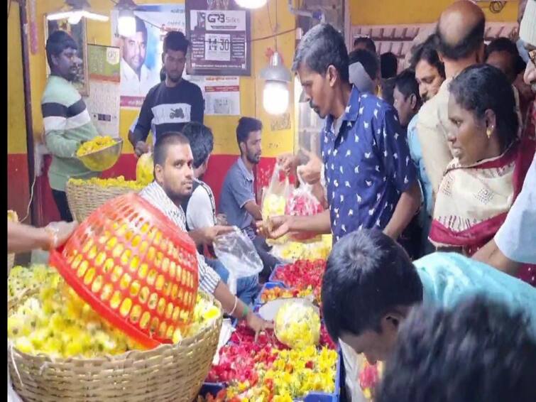 kanchipuram pongal festival flower price increased பொங்கல் குலவைக்கு ரெடியாகிட்டீங்களா? பல மடங்காக உயர்ந்த பூக்களின் விலை.. இன்னைக்கே வாங்கி வெச்சுடுங்க..