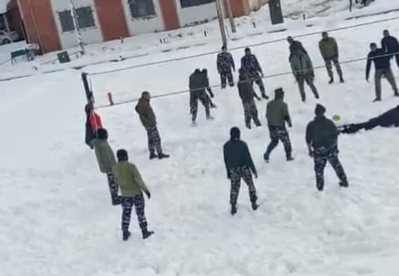 Watch: कश्मीर में भारी बर्फबारी के बीच वॉलीबॉल खेलते नजर आए CRPF के जवान, Video वायरल Watch: कश्मीर में भारी बर्फबारी के बीच वॉलीबॉल खेलते नजर आए CRPF के जवान, Video वायरल