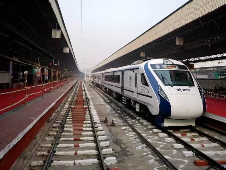 रेलवे मंत्रालय (Ministry of Railways) ने ट्विटर पर जानकारी दी है कि, प्रधानमंत्री नरेन्द्र मोदी 15 जनवरी को सुबह 10.30 बजे वीडियो कांफ्रेंस के माध्यम से रविवार को सिकंदराबाद को विशाखापत्तनम से जोड़ने वाली वंदे भारत एक्सप्रेस ट्रेन को झंडी दिखाकर रवाना करेंगे. यह ट्रेन लगभग 700 किलोमीटर की दूरी तय करते हुए दो तेलुगु भाषी राज्यों तेलंगाना और आंध्र प्रदेश को जोड़ने वाली पहली ट्रेन होगी.