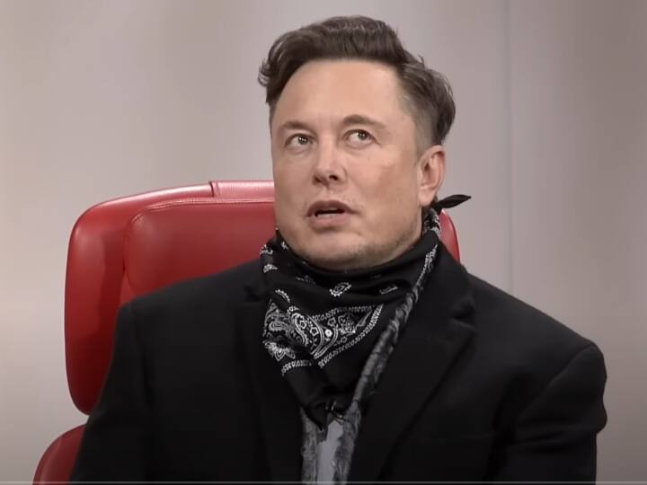 दौलत के पायदान पर 146.0 बिलियन डॉलर की नेटवर्थ के साथ दूसरे नंबर पर आने वाले एलन मस्क ट्विटर की डील को लेकर खासे मशहूर रहे हैं. बचपन में ही खुद कोडिंग सीख मस्क ने अपना पहला गेम ब्लास्टर लगभग 500 डॉलर में बेचा था. यूएस की नागरिकता वाले मस्क टेस्ला, स्पेस एक्स और ट्विटर के सीईओ हैं.