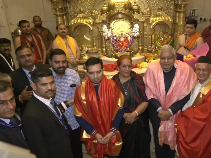 उपराष्ट्रपति जगदीप धनखड़ के साथ मौके पर कई लोग मौजूद रहे. मंदिर कमेटी ने उनका स्वागत किया.