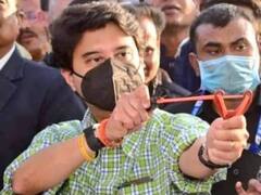 जबलपुर में गिल्ली-डंडा और कंचे खेलते नजर आए ज्योतिरादित्य सिंधिया, वायरल हो रहीं तस्वीरें