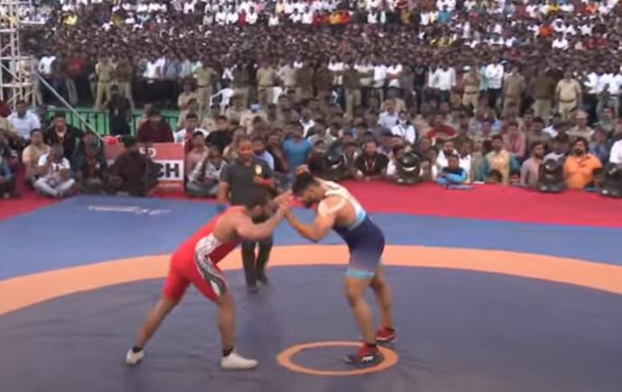 पुण्यातील स्व. मामासाहेब मोहोळ क्रीडानगरीत 65 व्या महाराष्ट्र केसरी स्पर्धा सुरु आहे. महाराष्ट्र केसरी कोण होणार याच्याकडे सर्वांचं लक्ष लागलं आहे.