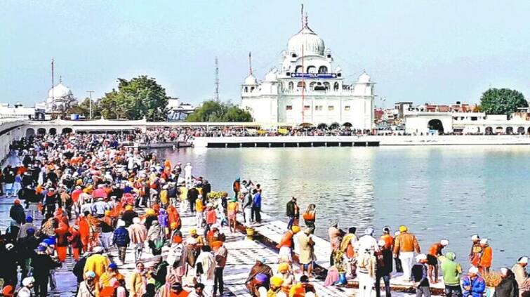 mela maghi muktsar 2023 sangat arrived at Gurdwara Sri Tudi Ganti Sahib received blessings by taking a bath in sarovar ਦੇਸ਼-ਵਿਦੇਸ਼ ਤੋਂ ਗੁਰਦੁਆਰਾ ਸ੍ਰੀ ਟੁੱਟੀ ਗੰਢੀ ਸਾਹਿਬ ਵਿਖੇ ਪਹੁੰਚੀ ਸੰਗਤ, ਸਰੋਵਰ 'ਚ ਇਸ਼ਨਾਨ ਕਰ ਕੇ ਪ੍ਰਾਪਤ ਕੀਤਾ ਅਸ਼ੀਰਵਾਦ 