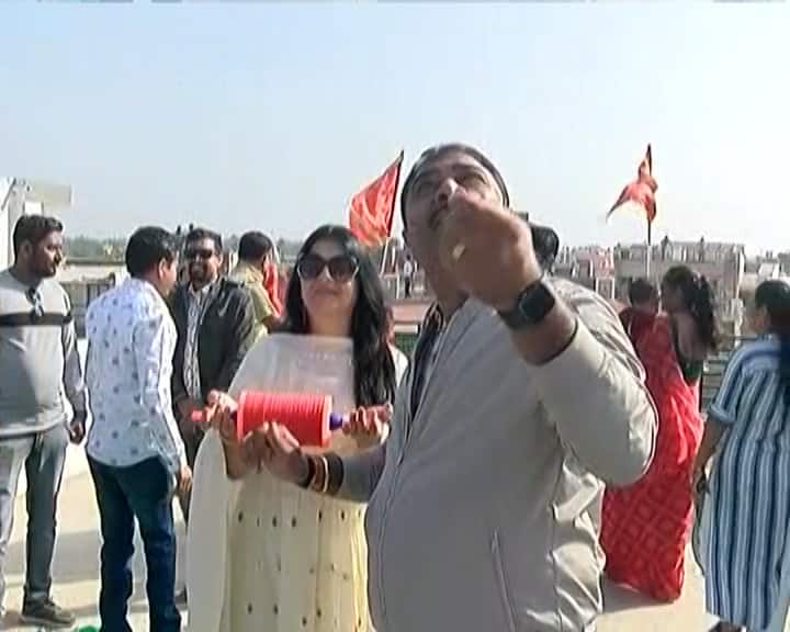 Gujarati film actress Roma Manek celebrated the Uttarayan with her husband Uttarayan Festival 2023: ગુજરાતી ફિલ્મ અભિનેત્રી રોમા માણેકે મેયર પતિ સાથે પતંગ ચગાવી