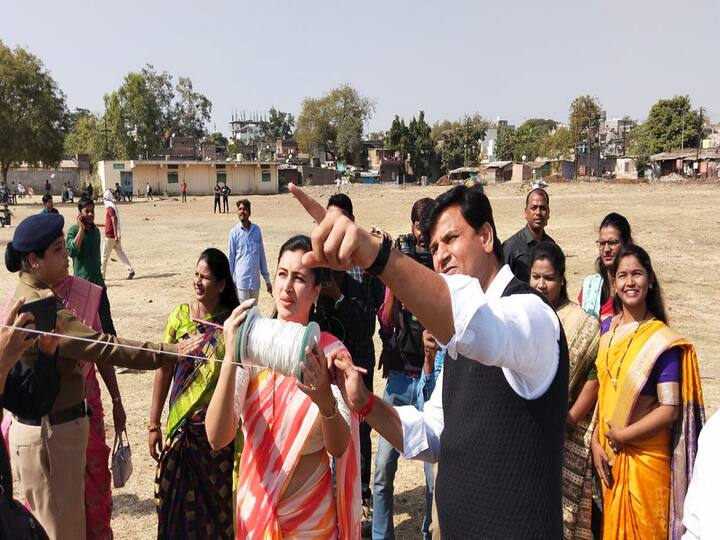 Makarsankarant:  मकरसंक्रातीनिमित्ताने सगळीकडे पतंग उडवण्याचा उत्साह दिसून येत असून त्याला राजकारणीदेखील अपवाद नाहीत.  अमरावतीमध्ये खासदार नवनीत राणा आणि आमदार रवी राणा यांनी पतंग उडवित आनंद लुटला.