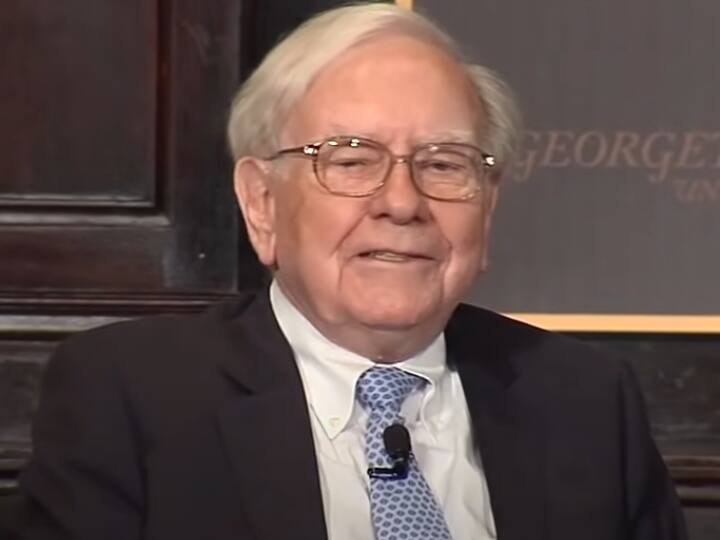 वॉरेन बफेट को कभी हार्वर्ड बिजनेस स्कूल ने एडमिशन नहीं दिया था, लेकिन उन्होंने साबित कर दिया प्रतिभा किसी की मोहताज नहीं होती. बफेट आज 110.4 बिलियन डॉलर नेटवर्थ के साथ रईसी के मामले में 6ठें नंबर पर हैं.बफेट बर्कशायर हैथवे चलाते हैं, जिसके पास दर्जनों कंपनियां हैं. 92 साल के बफेट अभी भी 1958 में 31,500 डॉलर में खरीदे गए यूएस के ओमाहा, नेब्रास्का के घर में रहते हैं. 