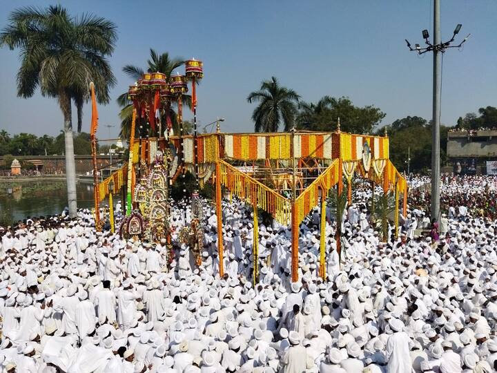 हजारो सिद्धेश्वर भक्तांनी सोलापुरात अक्षता सोहळा अभूतपूर्व असा सोहळा याची देही याची डोळा अनुभवला. मागच्या दोन वर्षात कोरोनामुळं केवळ मोजक्या लोकांना या सोहळ्याला उपस्थित राहता आले नव्हते.