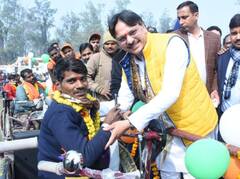 बीजेपी विधायक राजेश्वर सिंह ने दिव्यांगजनों को बांटे 50 लाख रुपये के 800 उपकरण, कही ये बात