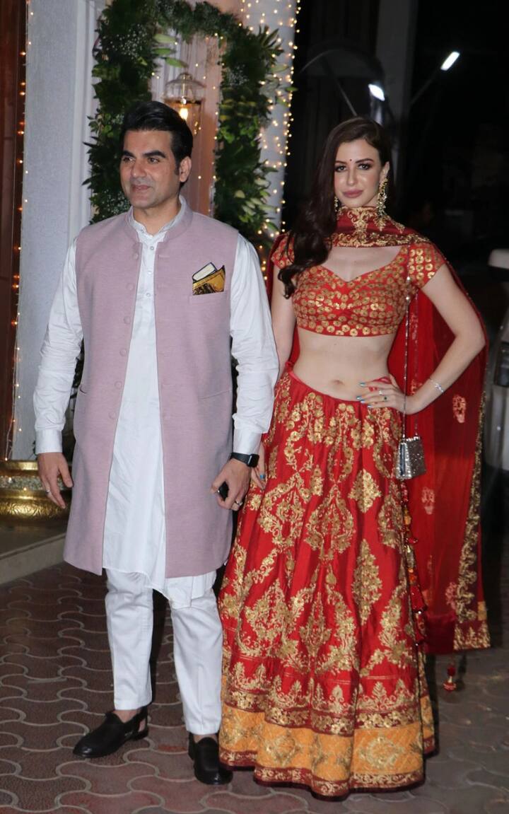 इस लिस्ट की शुरुआत होती है अभिनेता और फिल्म मेकर अरबाज खान से... अरबाज खान ने मलाइका अरोड़ा को तलाक दिया और इसके बाद से ही इन दोनों के रिलेशन के चर्चे नहीं थम रहे हैं. दोनों के काफी जबरदस्त अंदाज में मूव ऑन किया है. अरबाज खान फिलहाल गर्लफ्रेंड जॉर्जिया के साथ रोमांटिक रिलेशन में है. रिपोर्ट्स के अनुसार यहां तक जाता है कि ये कपल एक साथ ही रहते हैं.