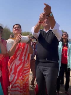 Navneet Rana: बाई मी पतंग उडवित होते; खासदार नवनीत राणा यांनी लुटला पतंग उडवण्याचा आनंद