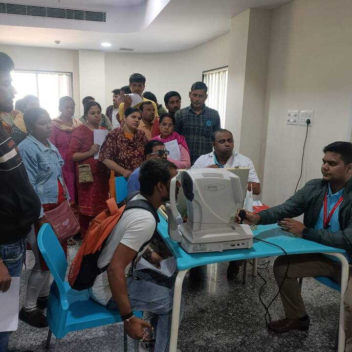 रस्ता सुरक्षा सप्ताहांतर्गत प्रादेशिक परिवहन कार्यालयात परवाना काढण्यासाठी आलेल्यांची नेत्रतपासणी करण्यात आली.