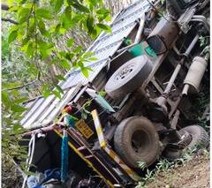 Photo : महाबळेश्वरजवळ मजुरांचा टॅम्पो दरीत कोसळला, टॅम्पोत 50 मजूर