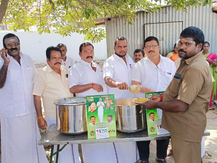 கரூரில் ஓபிஎஸ் 72-வது பிறந்த நாளை முன்னிட்டு 72 கிலோ கேக் வெட்டி கொண்டாட்டம்