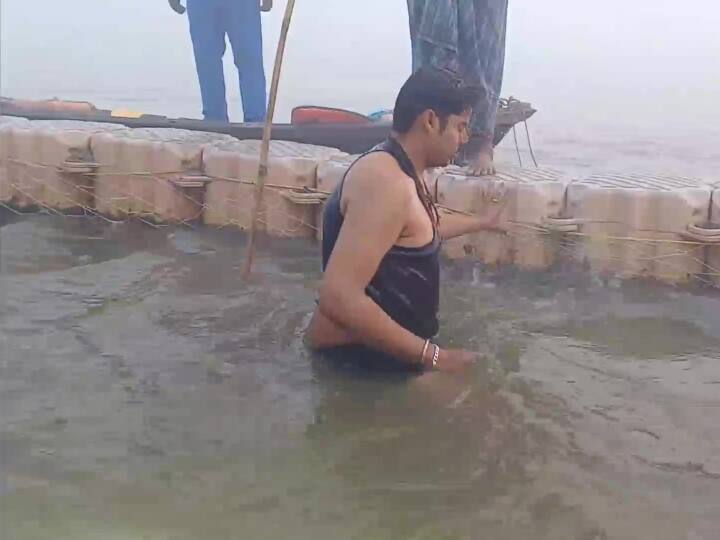 आज सुबह से ही संगम के 14 स्नान घाटों पर श्रद्धालुओं की भीड़ है. श्रद्धालुओं की इस भारी भीड़ को देखते हुए मेले में सुरक्षा के कड़े इंतजाम किए गए हैं. आज मकर संक्रांति पर सूर्य मकर राशि में प्रवेश कर जाता है. इसके साथ ही आज से मांगलिक कार्य भी शुरु हो जाते हैं.