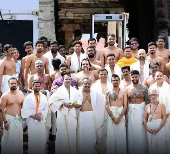 भारतीय क्रिकेटर पोहोचले देवदर्शनाला