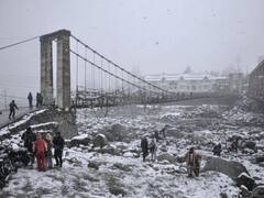 हिमाचल के शिमला, कुल्लू और मनाली में जमकर हो रही है बर्फबारी, कई सड़कें हुई ब्लॉक