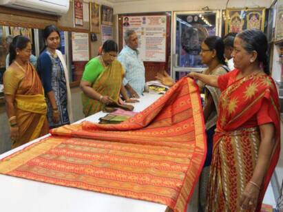 Silk sarees for Pongal are common for women and men for fever Pongal Festivel 2023: களைகட்டும் பொங்கல் விற்பனையில் சக்கைப் போடு போடும் ஆரணிப்பட்டு...! மகிழ்ச்சியில் வியாபாரிகள்..!