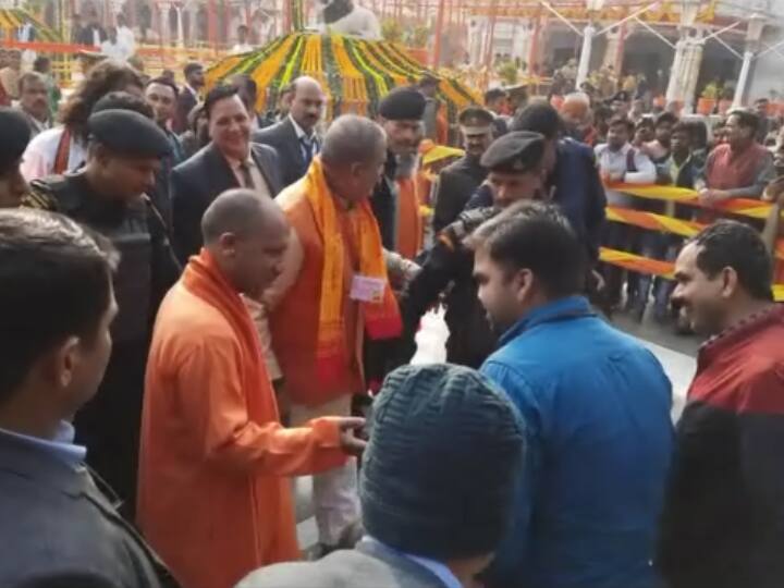 Makar Sankranti 2023 CM Yogi Adityanath take stock of preparations in Gorakhnath Temple ANN Makar Sankranti 2023: गोरखनाथ मंदिर में खिचड़ी पर्व को लेकर तैयारियां तेज, सीएम योगी खुद ले रहे सुरक्षा का जायजा