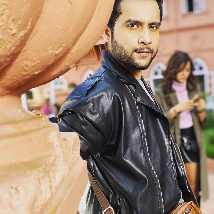 পোস্টে তিনি সিনেমার একটি ছবির সঙ্গে তাঁর এখনের একটি ছবি কোলাজ করে পোস্ট করেন। ছবিতে অভিনয়ের সুযোগ দেওয়ার জন্য তিনি রাকেশ রোশন ও হৃত্বিক রোশনকে ধন্যবাদও জানান।