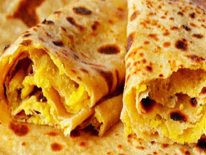 तिल और सूखा नारियल अलग-अलग भून लें. ठंडा करके दरदरा पीस लें. बेसन को महक आने तक सूखा भून लें। ठंडा करें और पीसा हुआ नारियल और तिल के मिश्रण के साथ मिलाएँ. पिसा हुआ गुड़, हरी इलायची का पावडर डालकर मिलाएँ. एक बड़ा चम्मच तेल डालें और अच्छी तरह मिलाएँ. बारह भागों में विभाजित करें और गेंदों में रोल करें.