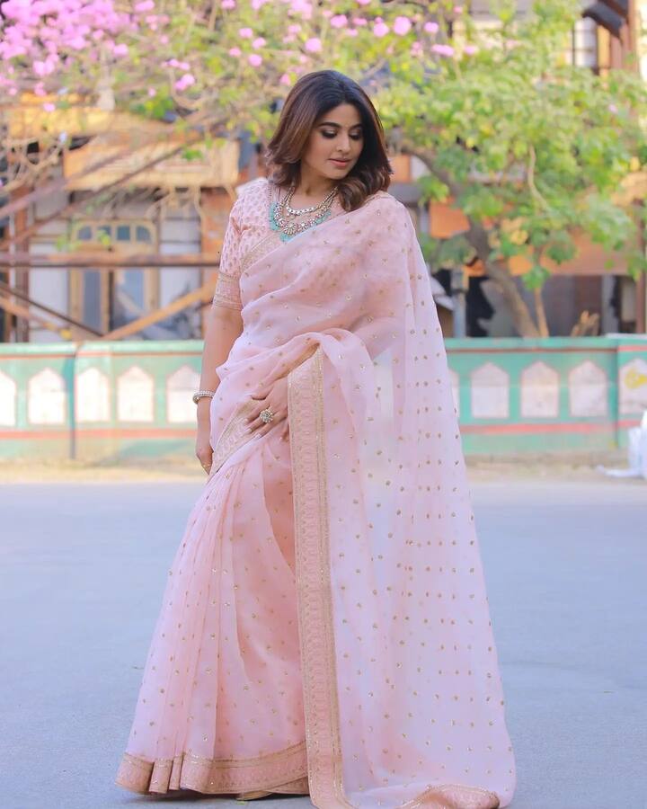 భోగి పండుగ శుభాకాంక్షలు చెప్తూ తన లేటెస్ట్ ఫోటోస్ షేర్ చేసింది ఈ బాపు బొమ్మ. Image Credit: Sneha/ Instagram