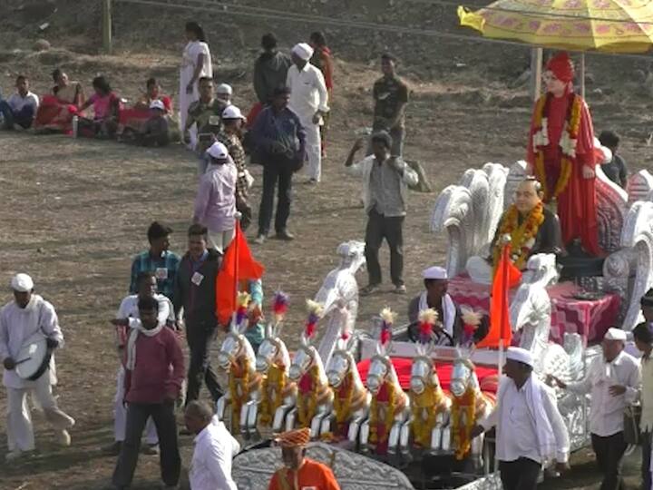 महाप्रसाद बनविण्यास शुक्रवारी पहाटे ब्रह्ममुहुर्तावर प्रारंभ झाला. हजारो स्वयंसेवकांच्या मदतीने हा महाप्रसाद बनविण्यात आला आहे. 50 एकर जागेत दोन लाख भाविकांना एकाचवेळी महाप्रसाद देण्यात येणार आहे.