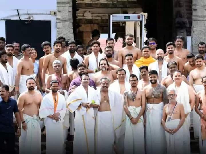 Indian cricketer visited temple in Thiruvananthapuram before 3rd odi in india vs sri lanka Team India : भारतीय खेळाडूंचं देवदर्शन, श्रीलंका संघाविरुद्ध अखेरच्या एकदिवसीय सामन्यापूर्वी पद्मनाभस्वामी मंदिरात पोहोचले क्रिकेटर