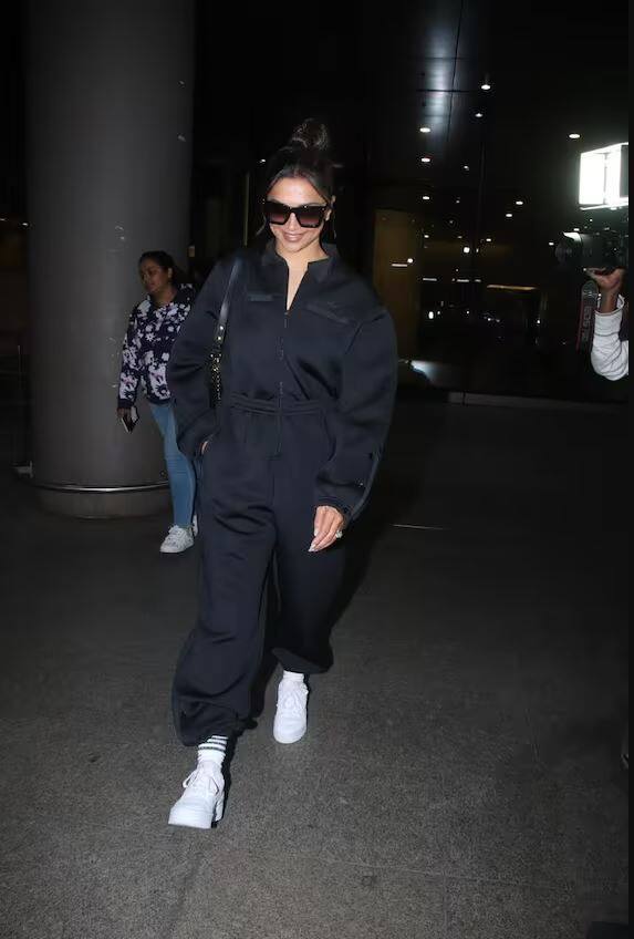 Deepika Padukone Pics: બી ટાઉન અભિનેત્રી દીપિકા પાદુકોણ હાલમાં જ એરપોર્ટ પર જોવા મળી હતી. આ દરમિયાન 'પઠાન' એક્ટ્રેસ દીપિકાના એરપોર્ટ લૂકની આ શાનદાર તસવીરો સામે આવી છે.