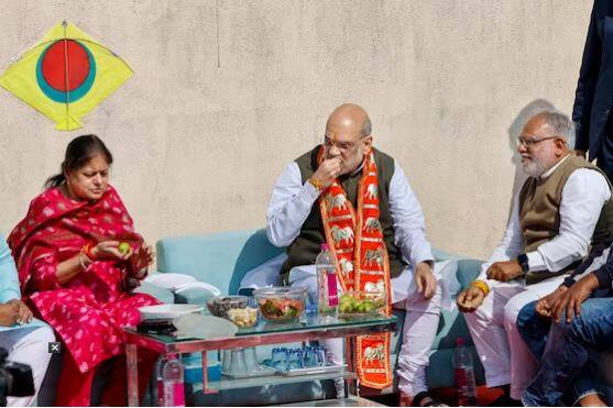 Amit Shah in Ahmedabad : ਮਕਰ ਸੰਕ੍ਰਾਂਤੀ ਦੇ ਮੌਕੇ 'ਤੇ ਕੇਂਦਰੀ ਗ੍ਰਹਿ ਮੰਤਰੀ ਅਮਿਤ ਸ਼ਾਹ ਗੁਜਰਾਤ ਦੇ ਅਹਿਮਦਾਬਾਦ 'ਚ ਹਨ। ਅੱਜ ਤਿਉਹਾਰ ਦੇ ਮੌਕੇ 'ਤੇ ਉਹ ਆਪਣੇ ਪਰਿਵਾਰ ਸਮੇਤ ਸਵੇਰੇ ਅਹਿਮਦਾਬਾਦ ਦੇ ਜਗਨਨਾਥ ਮੰਦਰ ਪਹੁੰਚੇ।