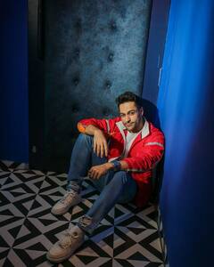 Actors Side Business: किसी का है कॉल सेंटर तो कोई चला रहा क्लब, साइड बिजनेस से करोड़ों की कमाई करते हैं ये सितारे