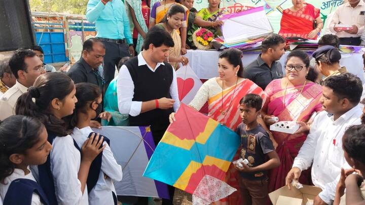 युवा स्वाभिमान महोत्सवानिमित्त पतंग महोत्सवाचे अमरावती शहरातील बेलपुरा भागातील न्यू हायस्कुल मैदानात आयोजन करण्यात आले होते.