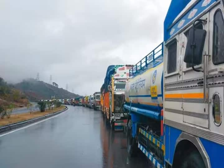 Jammu-Srinagar National Highway Traffic Restored Only Small Vehicles Allowed Know When NH Will Open For Heavy Vehicles Jammu News : जम्मू-श्रीनगर राष्ट्रीय राजमार्ग पर यातायात बहाल, केवल छोटे वाहनों को अनुमति, जानें भारी वाहनों के लिए कब खुलेगा एनएच 