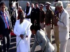 குடியரசு தலைவரின் காலில் விழ முயன்ற பெண் இன்ஜினியர்...! அடுத்து நடந்தது என்ன தெரியுமா..?