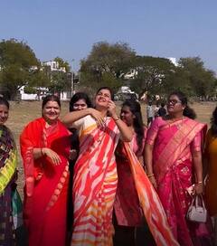 Navneet Rana: बाई मी पतंग उडवित होते; खासदार नवनीत राणा यांनी लुटला पतंग उडवण्याचा आनंद